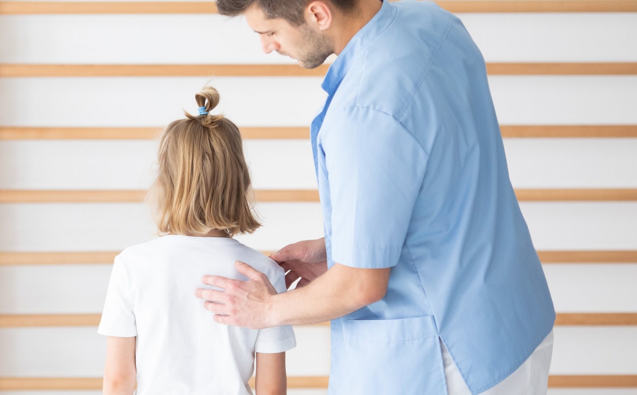 Çocuklarda Skolyoz Nedir? Nasıl Tedavi Edilir?